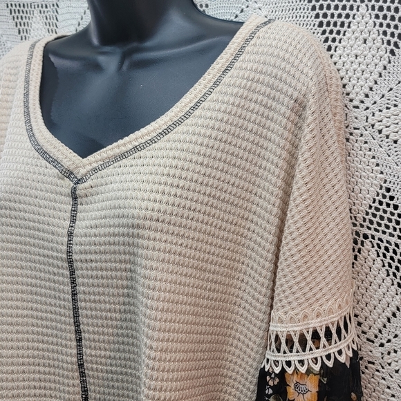 True self size large top with sheer floral sleeves and crochet trim - Picture 5 of 16